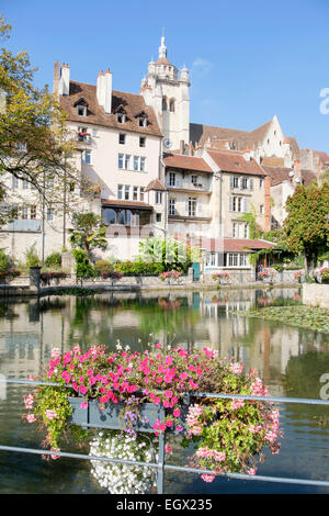 Blick über den Kanal des Tanneurs gesäumt von Blumen, aus dem 16. Jahrhundert Kathedrale Notre-Dame in Dole, Jura, Franche, Frankreich Stockfoto