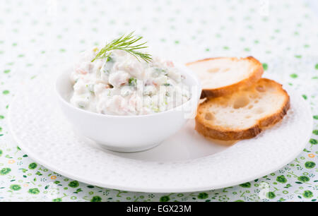 Weichkäse mit Lachs und grüne Zwiebeln, selektiven Fokus zu verbreiten Stockfoto