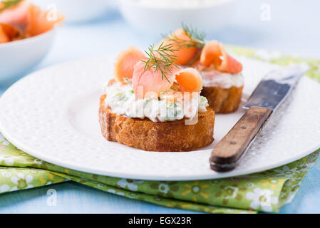 CANape mit geräuchertem Lachs und Frischkäse auf Platte, Tiefenschärfe, niedrigen Winkel Ansicht Stockfoto