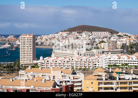 Blick über das Urlaubsziel von Los Cristianos auf Teneriffa von Guaza Berg, Kanarische Inseln, Spanien. Stockfoto