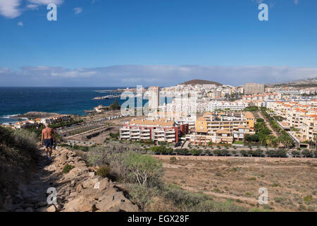 Blick über das Urlaubsziel von Los Cristianos auf Teneriffa von Guaza Berg, Kanarische Inseln, Spanien. Stockfoto