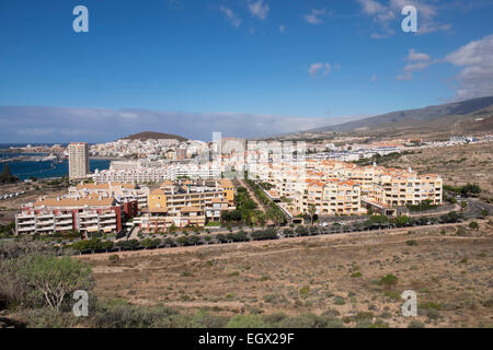 Blick über das Urlaubsziel von Los Cristianos auf Teneriffa von Guaza Berg, Kanarische Inseln, Spanien. Stockfoto