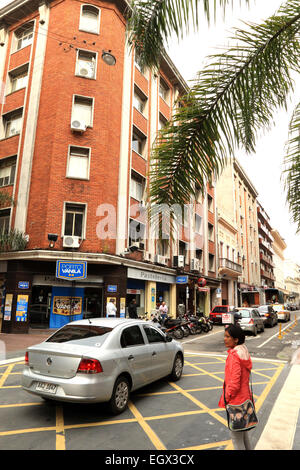 Montevideo-Uruguay. Straßenecke in der alten Stadt Montevideo, der Hauptstadt von Uruguay. Stockfoto