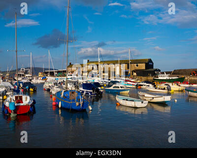 Kleine Boote im Hafen von Lyme Regis ein Fischerhafen und Meer an der Jurassic Coast in Dorset Resort Süd-West England UK Stockfoto