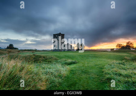 Die ruinierte normannischen Kirche bei Knowlton Ringen eines alten neolithischen Henge-Systems in und angeblich der gruseligste Ort in Dorset Stockfoto