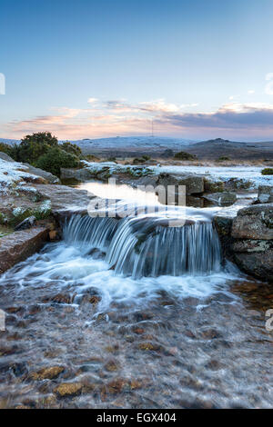 Verschneiten Wasserfall am windigen Post auf Dartmoor National Park in Devon Stockfoto