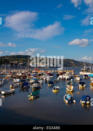 Kleine Boote im Hafen von Lyme Regis ein Fischerhafen und Meer an der Jurassic Coast in Dorset Resort Süd-West England UK Stockfoto