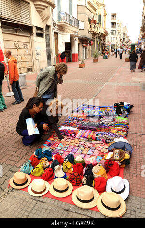 Montevideo-Uruguay. Straßenhändler mit Touristen in der alten Stadt Montevideo. Stockfoto