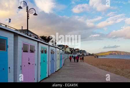 Traditionelle hölzerne Strandhütten in der Abenddämmerung auf der Promenade bei Lyme Regis Seaside resort an der Jurassic Coast Süd-West England UK Stockfoto