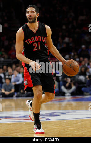 Philadelphia, Pennsylvania, USA. 2. März 2015. Toronto Raptors bewachen Greivis Vasquez (21) in Aktion während der NBA-Spiel zwischen den Toronto Raptors und die Philadelphia 76ers im Wells Fargo Center in Philadelphia, Pennsylvania. Die Toronto Raptors gewann 114-103. Bildnachweis: Cal Sport Media/Alamy Live-Nachrichten Stockfoto