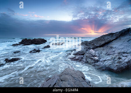 Sonnenuntergang über Felsen Sharrow Zeitpunkt im Whitsand Bay an der Küste von Cornwall Stockfoto