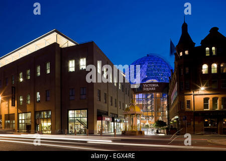 Blick vom Victoria Street mit viktorianischen Wasserpumpe in der Abenddämmerung Stockfoto