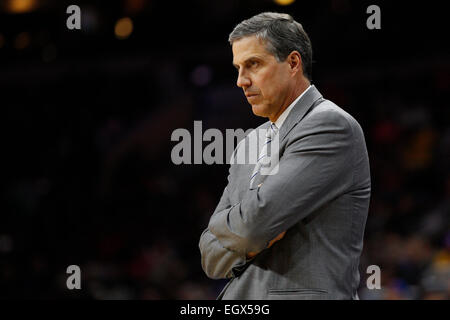 27. Februar 2015: Washington Wizards Cheftrainer sieht Randy Wittman während des NBA-Spiels zwischen der Washington Wizards und die Philadelphia 76ers im Wells Fargo Center in Philadelphia, Pennsylvania, auf. Die Philadelphia 76ers gewann 89-81. Stockfoto