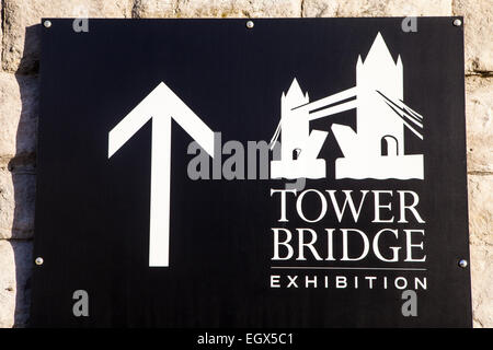 LONDON, UK - 2. März 2015: Ein Schild zeigt den Weg zum Tower Bridge-Ausstellung in London am 2. März 2015. Stockfoto