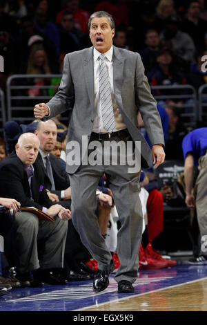 27. Februar 2015: Washington Wizards Cheftrainer Randy Wittman während des NBA-Spiels zwischen der Washington Wizards und die Philadelphia 76ers im Wells Fargo Center in Philadelphia, Pennsylvania reagiert. Die Philadelphia 76ers gewann 89-81. Stockfoto