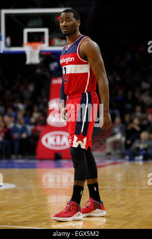 27. Februar 2015: Washington Wizards Guard John Wall (2) blickt auf eine während des NBA-Spiels zwischen der Washington Wizards und die Philadelphia 76ers im Wells Fargo Center in Philadelphia, Pennsylvania. Die Philadelphia 76ers gewann 89-81. Stockfoto