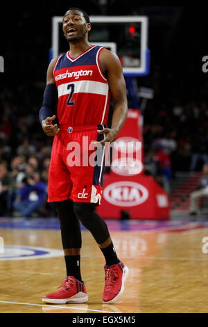 27. Februar 2015: Washington Wizards Guard John Wall (2) reagiert während des NBA-Spiels zwischen der Washington Wizards und die Philadelphia 76ers im Wells Fargo Center in Philadelphia, Pennsylvania. Die Philadelphia 76ers gewann 89-81. Stockfoto