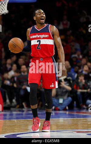 27. Februar 2015: Washington Wizards guard John Wall (2) in Aktion während des NBA-Spiels zwischen der Washington Wizards und die Philadelphia 76ers im Wells Fargo Center in Philadelphia, Pennsylvania. Die Philadelphia 76ers gewann 89-81. Stockfoto