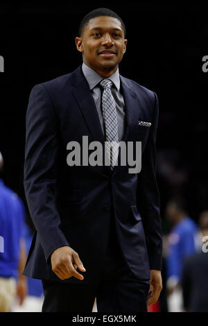 27. Februar 2015: Washington Wizards Guard Bradley Beal (3) blickt auf eine während des NBA-Spiels zwischen der Washington Wizards und die Philadelphia 76ers im Wells Fargo Center in Philadelphia, Pennsylvania. Die Philadelphia 76ers gewann 89-81. Stockfoto