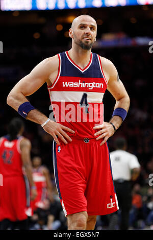 27. Februar 2015: Washington Wizards Zentrum Marcin Gortat (4) blickt auf eine während des NBA-Spiels zwischen der Washington Wizards und die Philadelphia 76ers im Wells Fargo Center in Philadelphia, Pennsylvania. Die Philadelphia 76ers gewann 89-81. Stockfoto