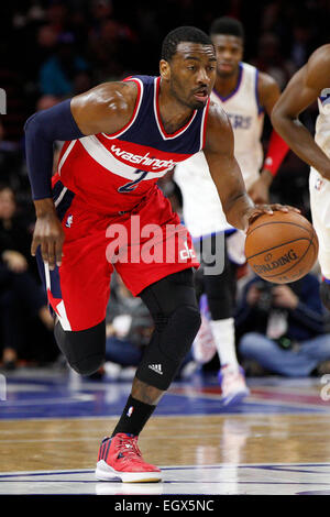 27. Februar 2015: Washington Wizards guard John Wall (2) in Aktion während des NBA-Spiels zwischen der Washington Wizards und die Philadelphia 76ers im Wells Fargo Center in Philadelphia, Pennsylvania. Die Philadelphia 76ers gewann 89-81. Stockfoto