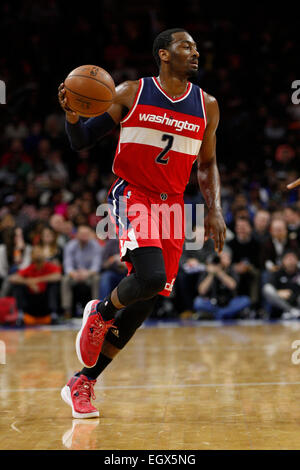 27. Februar 2015: Washington Wizards guard John Wall (2) in Aktion während des NBA-Spiels zwischen der Washington Wizards und die Philadelphia 76ers im Wells Fargo Center in Philadelphia, Pennsylvania. Die Philadelphia 76ers gewann 89-81. Stockfoto