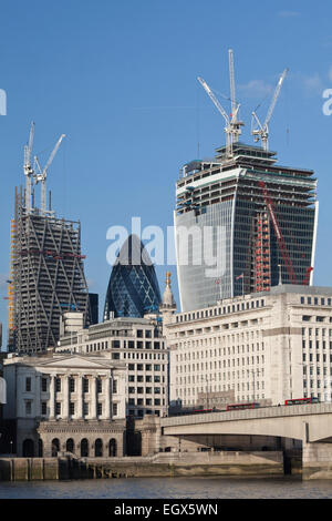 Die Swiss Re Versicherung Gebäude, auch bekannt als die Gurke, steht zwischen den Baustellen des Leadenhall Gebäudes, links, und 20 Fenchurch Street oder das Walkie Talkie Gebäude, richtig, da über der Themse, London, England aus gesehen Stockfoto