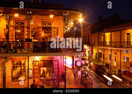 BOURBON STREET im Französischen Viertel in der Innenstadt von New Orleans, Louisiana, USA Stockfoto