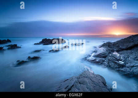 Eine Langzeitbelichtung Sonnenuntergang am Sharrow Punkt an der Whitsand Bay in Cornwall Stockfoto