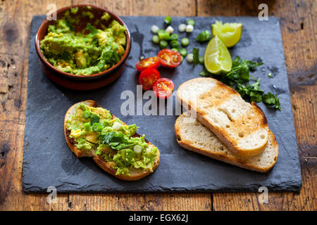 Kanapees mit Avocado Verbreitung Stockfoto