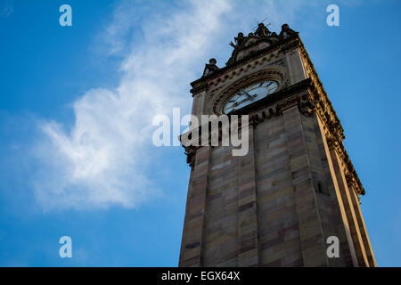 Albert Memorial Clock Tower in Belfast in Nordirland mit Blie Himmel im Hintergrund Stockfoto