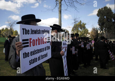 Jerusalem, Jerusalem, Palästina. 3. März 2015. Ultra-orthodoxen jüdischen Demonstranten, einige von ihnen die Zugehörigkeit zur Neturei Karta, eine kleine Gruppe von Anti-Zionist ultra-orthodoxen Juden, die gegen die Existenz Israels, halten Plakate während eine antizionistische Demonstration vor dem US-Konsulat in Jerusalem gegen israelische Ministerpräsident Benjamin Netanyahu Rede am 3. März 2015 in Washington. Netanjahu war der US-Kongress in zunehmendem Maße Hitzeschlacht mit dem weißen Haus über Teherans Atomprogramm, als die Verhandlungen wieder aufgenommen in der Schweiz (Credit-Bild: © Muammar Awad/AP Stockfoto