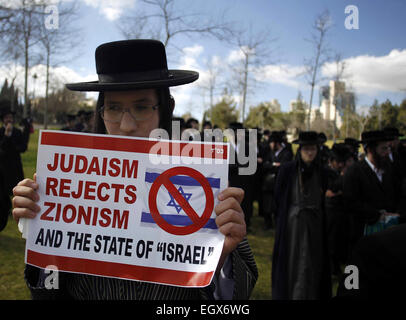 Jerusalem, Jerusalem, Palästina. 3. März 2015. Ultra-orthodoxen jüdischen Demonstranten, einige von ihnen die Zugehörigkeit zur Neturei Karta, eine kleine Gruppe von Anti-Zionist ultra-orthodoxen Juden, die gegen die Existenz Israels, halten Plakate während eine antizionistische Demonstration vor dem US-Konsulat in Jerusalem gegen israelische Ministerpräsident Benjamin Netanyahu Rede am 3. März 2015 in Washington. Netanjahu war der US-Kongress in zunehmendem Maße Hitzeschlacht mit dem weißen Haus über Teherans Atomprogramm, als die Verhandlungen wieder aufgenommen in der Schweiz (Credit-Bild: © Muammar Awad/AP Stockfoto