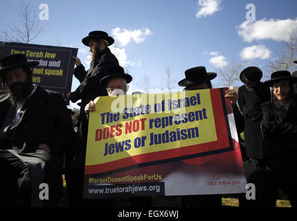 Jerusalem, Jerusalem, Palästina. 3. März 2015. Ultra-orthodoxen jüdischen Demonstranten, einige von ihnen die Zugehörigkeit zur Neturei Karta, eine kleine Gruppe von Anti-Zionist ultra-orthodoxen Juden, die gegen die Existenz Israels, halten Plakate während eine antizionistische Demonstration vor dem US-Konsulat in Jerusalem gegen israelische Ministerpräsident Benjamin Netanyahu Rede am 3. März 2015 in Washington. Netanjahu war der US-Kongress in zunehmendem Maße Hitzeschlacht mit dem weißen Haus über Teherans Atomprogramm, als die Verhandlungen wieder aufgenommen in der Schweiz (Credit-Bild: © Muammar Awad/AP Stockfoto