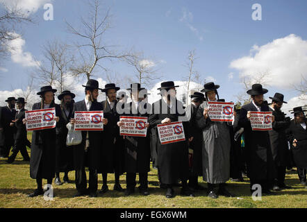 Jerusalem, Jerusalem, Palästina. 3. März 2015. Ultra-orthodoxen jüdischen Demonstranten, einige von ihnen die Zugehörigkeit zur Neturei Karta, eine kleine Gruppe von Anti-Zionist ultra-orthodoxen Juden, die gegen die Existenz Israels, halten Plakate während eine antizionistische Demonstration vor dem US-Konsulat in Jerusalem gegen israelische Ministerpräsident Benjamin Netanyahu Rede am 3. März 2015 in Washington. Netanjahu war der US-Kongress in zunehmendem Maße Hitzeschlacht mit dem weißen Haus über Teherans Atomprogramm, als die Verhandlungen wieder aufgenommen in der Schweiz (Credit-Bild: © Muammar Awad/AP Stockfoto