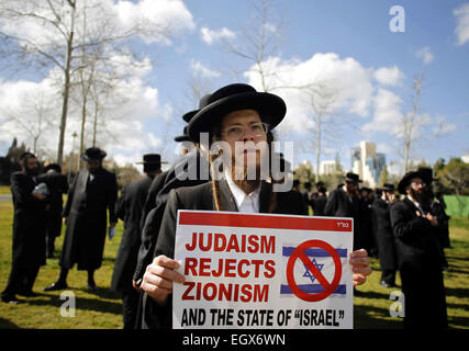 Jerusalem, Jerusalem, Palästina. 3. März 2015. Ultra-orthodoxen jüdischen Demonstranten, einige von ihnen die Zugehörigkeit zur Neturei Karta, eine kleine Gruppe von Anti-Zionist ultra-orthodoxen Juden, die gegen die Existenz Israels, halten Plakate während eine antizionistische Demonstration vor dem US-Konsulat in Jerusalem gegen israelische Ministerpräsident Benjamin Netanyahu Rede am 3. März 2015 in Washington. Netanjahu war der US-Kongress in zunehmendem Maße Hitzeschlacht mit dem weißen Haus über Teherans Atomprogramm, als die Verhandlungen wieder aufgenommen in der Schweiz (Credit-Bild: © Muammar Awad/AP Stockfoto