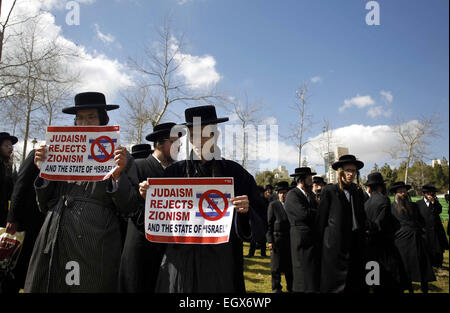 Jerusalem, Jerusalem, Palästina. 3. März 2015. Ultra-orthodoxen jüdischen Demonstranten, einige von ihnen die Zugehörigkeit zur Neturei Karta, eine kleine Gruppe von Anti-Zionist ultra-orthodoxen Juden, die gegen die Existenz Israels, halten Plakate während eine antizionistische Demonstration vor dem US-Konsulat in Jerusalem gegen israelische Ministerpräsident Benjamin Netanyahu Rede am 3. März 2015 in Washington. Netanjahu war der US-Kongress in zunehmendem Maße Hitzeschlacht mit dem weißen Haus über Teherans Atomprogramm, als die Verhandlungen wieder aufgenommen in der Schweiz (Credit-Bild: © Muammar Awad/AP Stockfoto