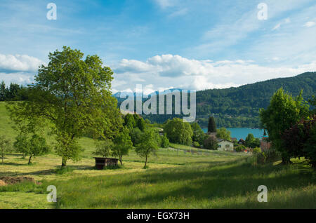 österreichische Landschaft mit Blick auf die worther See in Kärnten Stockfoto