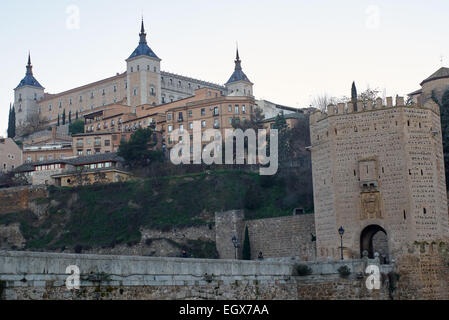 Der Alcazar und der Alcantara Brücke, Toledo. Stockfoto