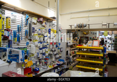 Ein Bild zeigt das Innere eines Hardware-Shops im Westen von Wales Stockfoto