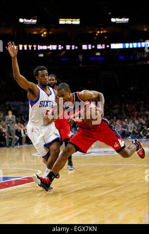 27. Februar 2015: Washington Wizards bewachen Ramon Sessions (7) in Aktion gegen die Philadelphia 76ers Wache Ish Smith (5) während der NBA-Spiel zwischen der Washington Wizards und die Philadelphia 76ers im Wells Fargo Center in Philadelphia, Pennsylvania. Die Philadelphia 76ers gewann 89-81. Stockfoto