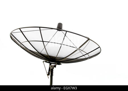 Satellitenschüssel auf weißen Himmel isoliert Stockfoto
