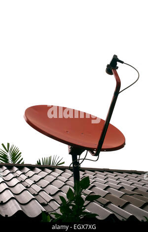 Rot-Satellitenschüssel isoliert auf weißen Himmel in Thailand Stockfoto