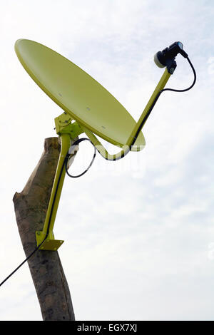 Gelbe Satellitenschüssel isoliert auf weißen Himmel in Thailand Stockfoto