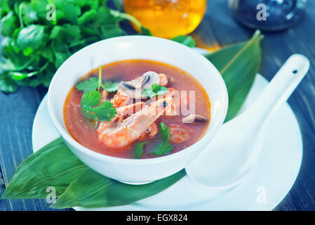 frische asiatische Suppe in Schüssel geben und auf einem Tisch Stockfoto