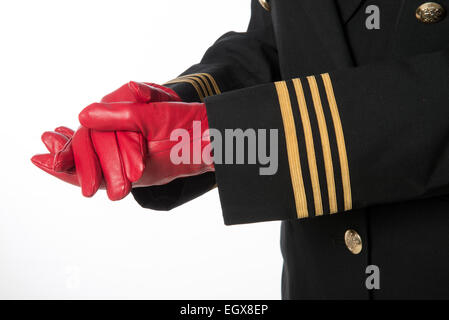 Vier goldene Ringe auf Airline Offiziere einheitliche Clenched Hände in Handschuhe Stockfoto