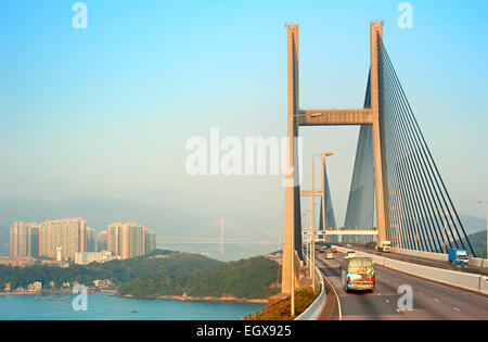 Verkehr auf Tsing Ma Brücke bei Sonnenuntergang. Hong Kong Stockfoto