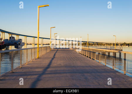 Blick auf den Coronado Bridge aus der Beobachtung am Pier Crosby Park. San Diego, Kalifornien, USA. Stockfoto