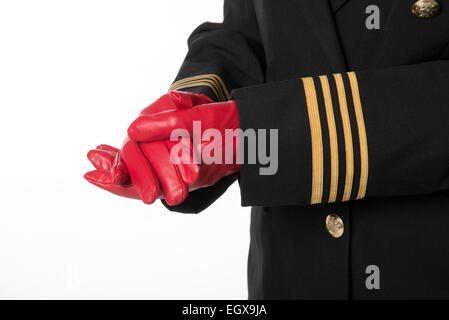 Vier goldene Ringe auf Airline Offiziere einheitliche Clenched Hände in Handschuhe Stockfoto