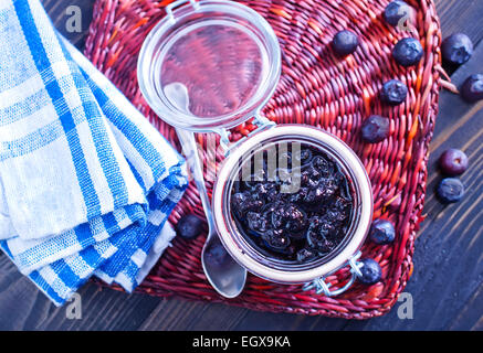 Blaubeeren Marmelade im Glas Bank und auf einem Tisch Stockfoto